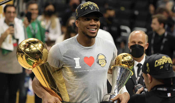 2021年NBA总决赛MVP:字母哥-扬尼斯-安特托昆博-雄鹿队